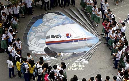 نقاشی سه بعدی از هواپیمای ناپدید شده MH370 مالزی در مدرسه در مانیلا عکسهای جالب,عکسهای جذاب,نقاشی سه بعدی