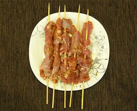 سیخ کردن گوشت های کبابی در چوب گوشت گوسفندی,تهیه کباب چوبی