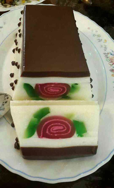 درست کردن ژله دو رنگ با مغز ژله رولی،ژله دو رنگ با مغز ژله رولی مواد لازم برای ژله دو رنگ با مغز ژله رولی,نحوه درست کردن ژله دو رنگ با مغز ژله رولی