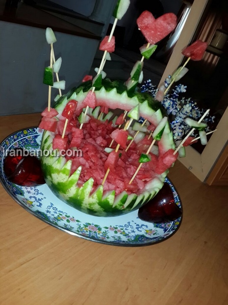 میوه آرایی ساده و زیبا,  میوه آرایی ساده, میوه آرایی, میوه آرایی شب یلدا, تزیین میوه ,تزیین میوه پوست کنده, تزیین میوه با سیخ چوبی