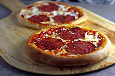 پیتزا سالامی تند,طرز تهیه پیتزا سالامی تند