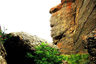 مجسمه سنگی بابا داوود عنبران