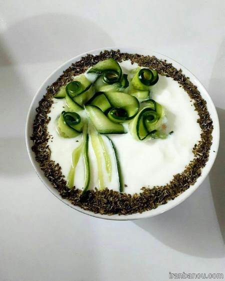 ژله ماست و خیار تزیین ماست با گل سرخ
