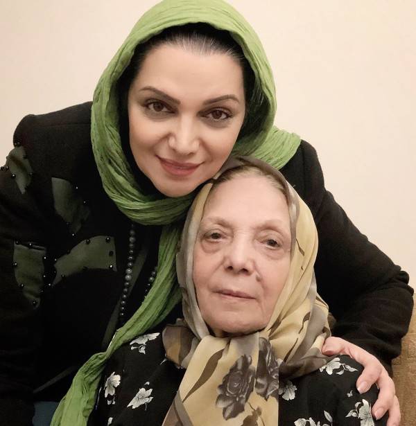 الهام پاوه نژاد در کنار مادرش