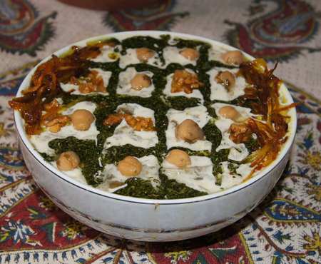  تزیین آش رشته پشت پا سرباز