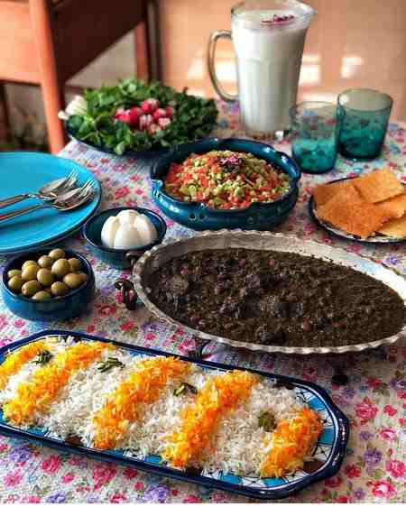 تزیین غذا و سالاد و ماست تزیین سفره افطار برای مهمانی