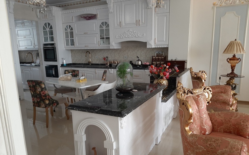 کابینت و کانتر کلاسیک سفید با صفحه کابینت مشکی