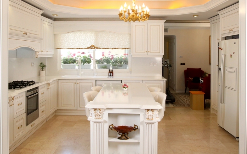 کابینت و جزیره کلاسیک سفید طلایی