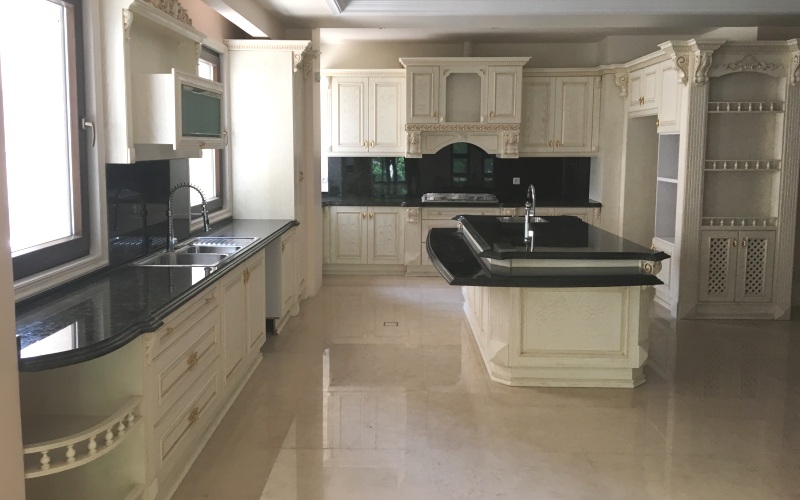 کابینت و جزیره کلاسیک سفید چوبی با صفحه کابینت مشکی
