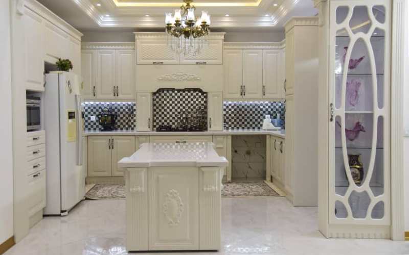 کابینت و جزیره کلاسیک سفید